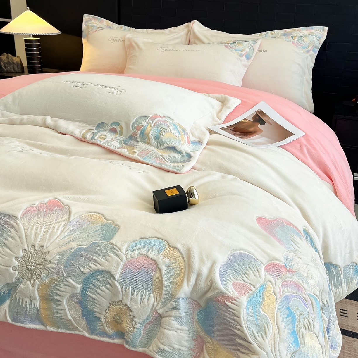 91家纺网 家纺一手货源 找家纺 润锦云 2026新款大热款220克全消光刺绣牛奶绒四件套-向阳花开 向阳花开-奶昔白+粉