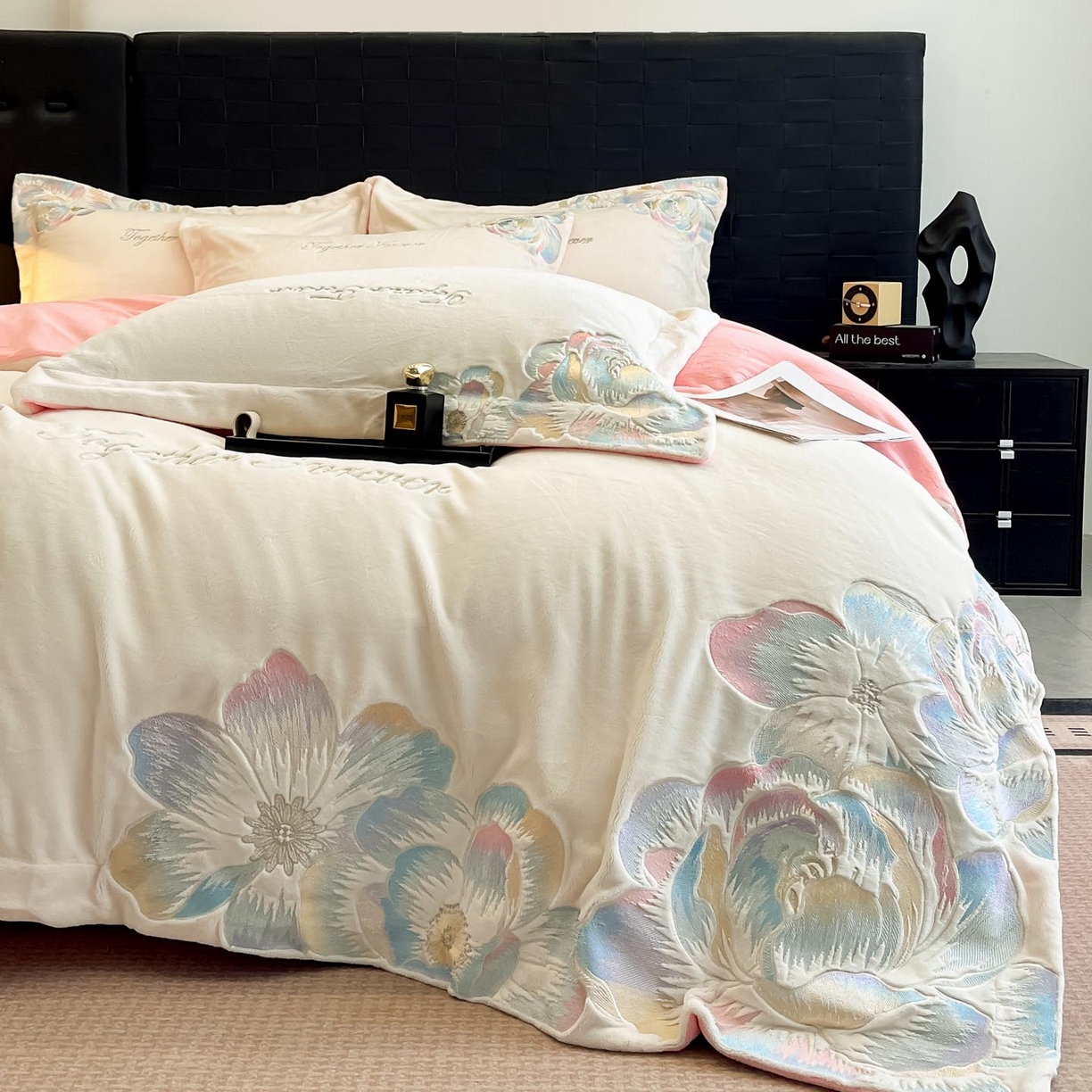 91家纺网 家纺一手货源 找家纺 润锦云 2026新款大热款220克全消光刺绣牛奶绒四件套-向阳花开 向阳花开-奶昔白+粉