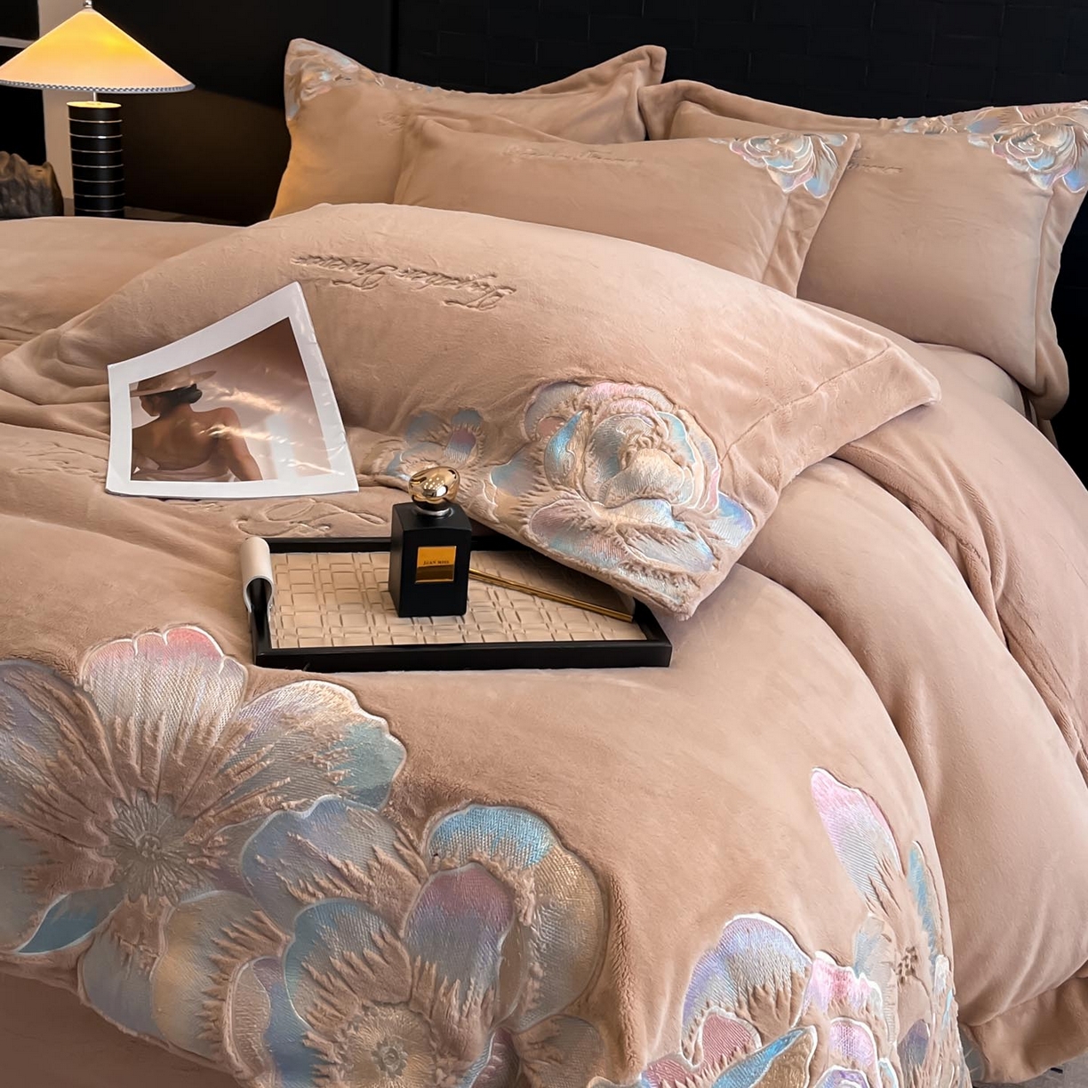 91家纺网 家纺一手货源 找家纺 润锦云 2026新款大热款220克全消光刺绣牛奶绒四件套-向阳花开 向阳花开-摩卡棕