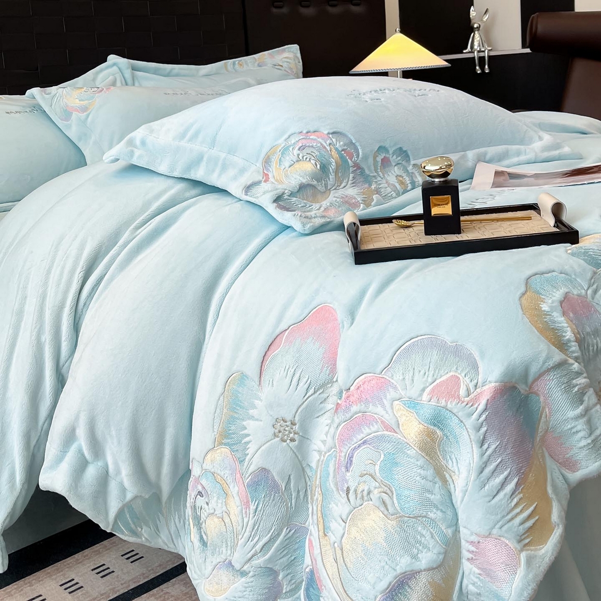 91家纺网 家纺一手货源 找家纺 润锦云 2026新款大热款220克全消光刺绣牛奶绒四件套-向阳花开 向阳花开-天空蓝