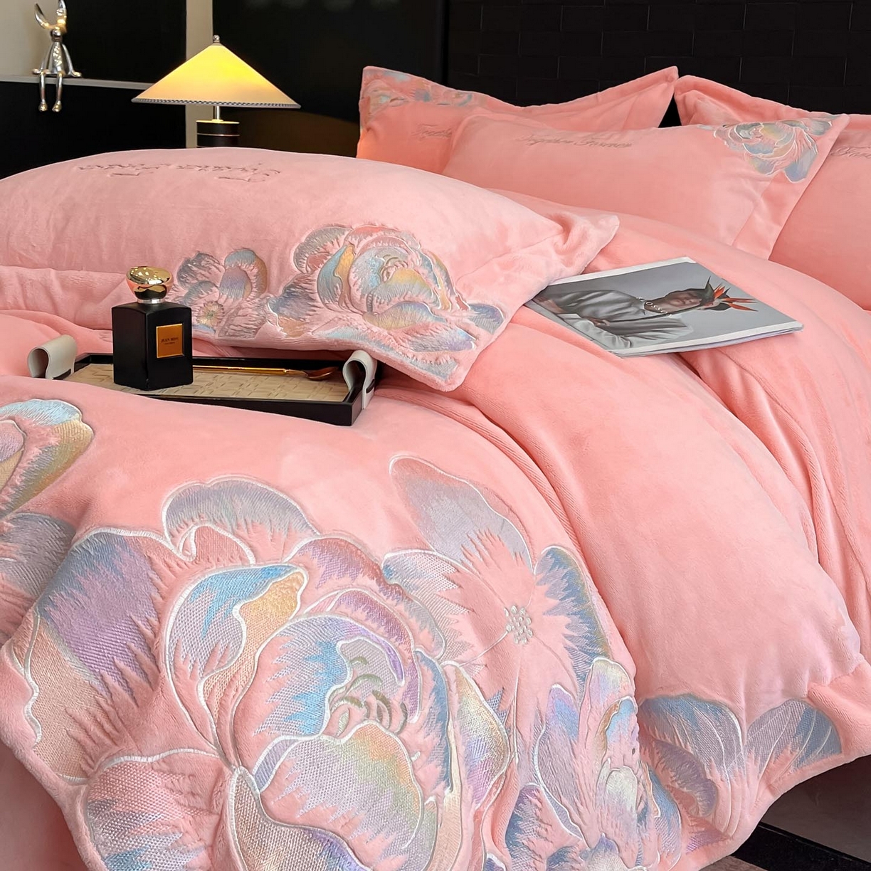 91家纺网 家纺一手货源 找家纺 润锦云 2026新款大热款220克全消光刺绣牛奶绒四件套-向阳花开 向阳花开-樱花粉