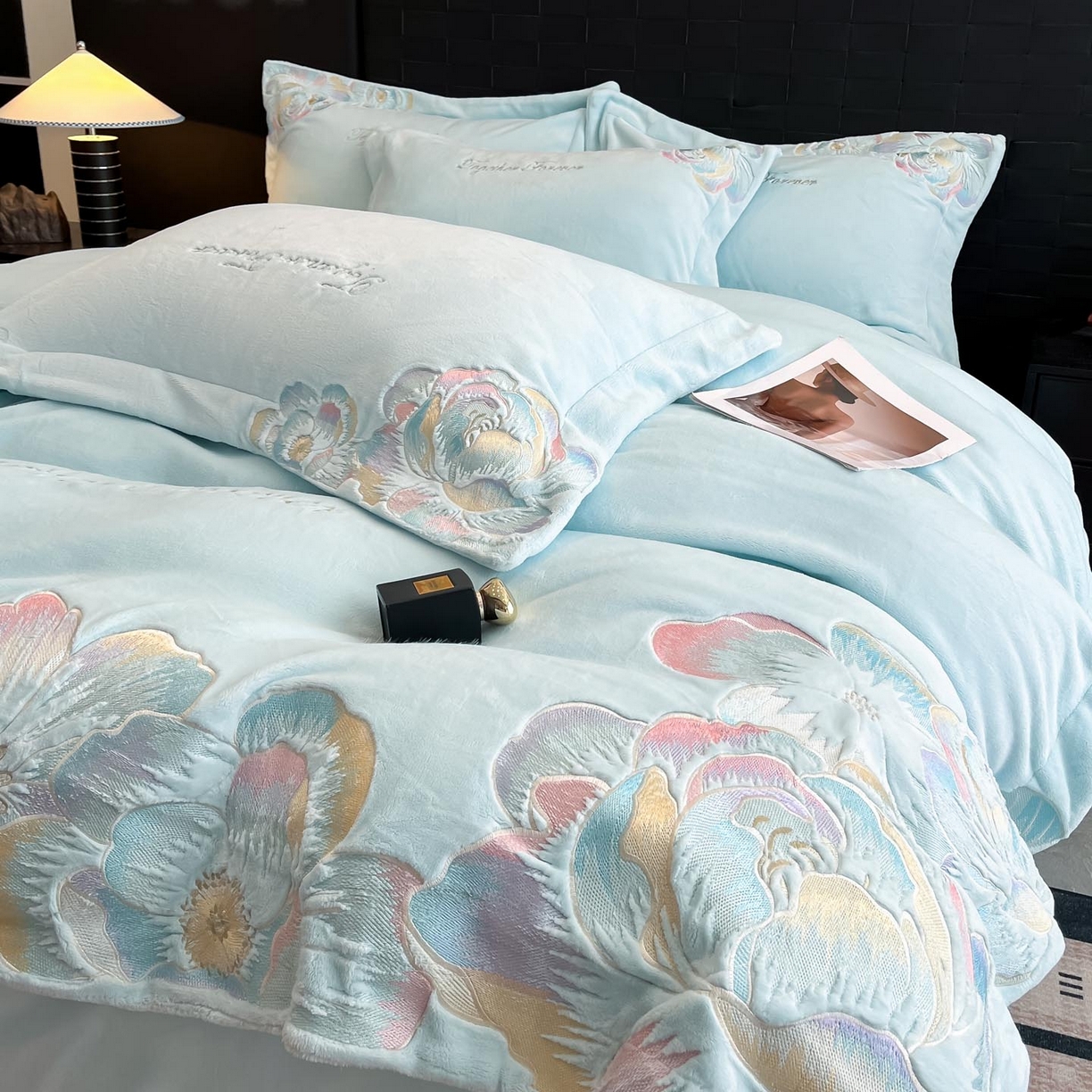 91家纺网 家纺一手货源 找家纺 润锦云 2026新款大热款220克全消光刺绣牛奶绒四件套-向阳花开 向阳花开-天空蓝