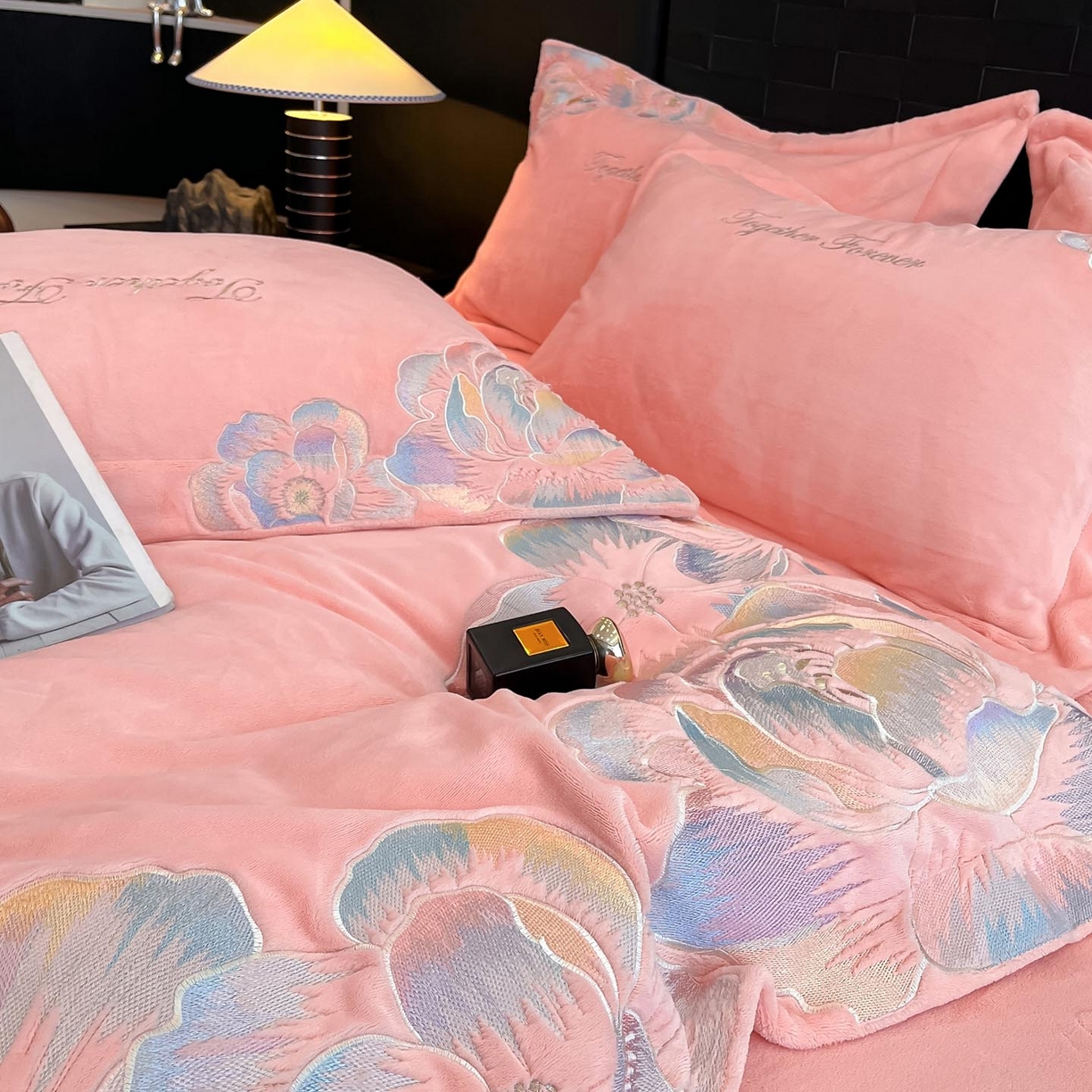 91家纺网 家纺一手货源 找家纺 润锦云 2026新款大热款220克全消光刺绣牛奶绒四件套-向阳花开 向阳花开-樱花粉