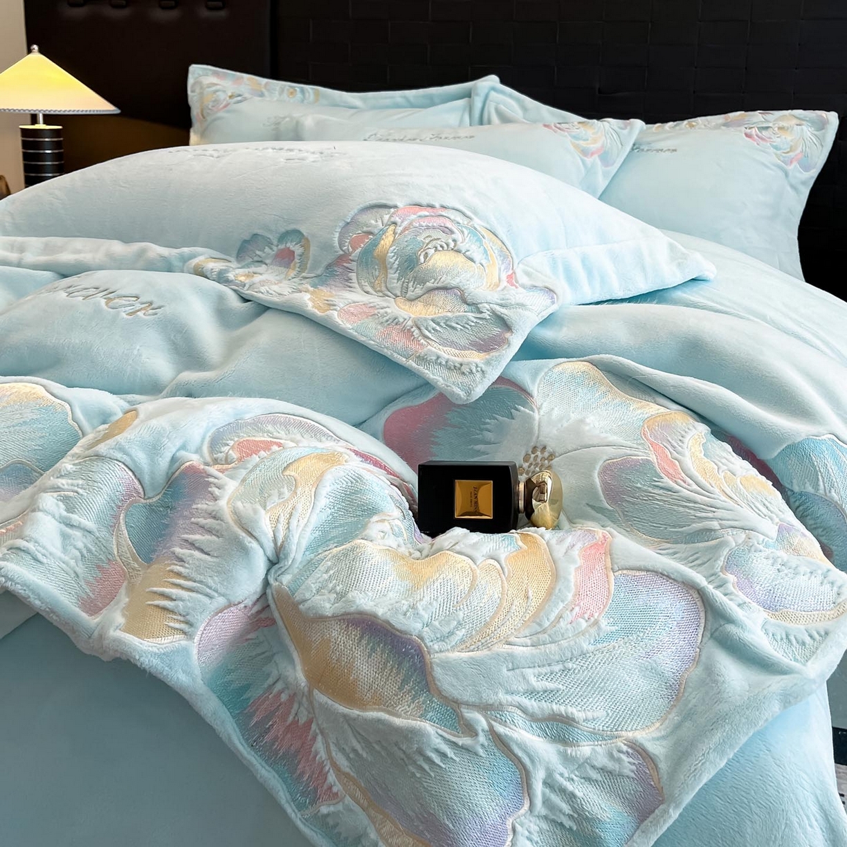 91家纺网 家纺一手货源 找家纺 润锦云 2026新款大热款220克全消光刺绣牛奶绒四件套-向阳花开 向阳花开-天空蓝