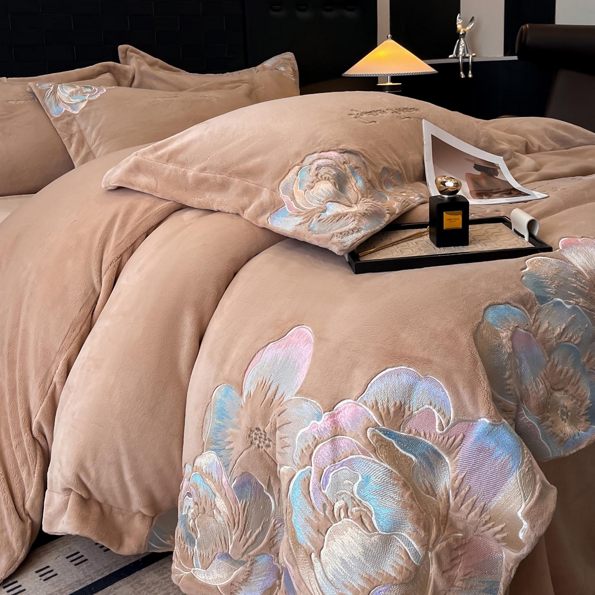 91家纺网 家纺一手货源 找家纺 润锦云 2026新款大热款220克全消光刺绣牛奶绒四件套-向阳花开 向阳花开-摩卡棕