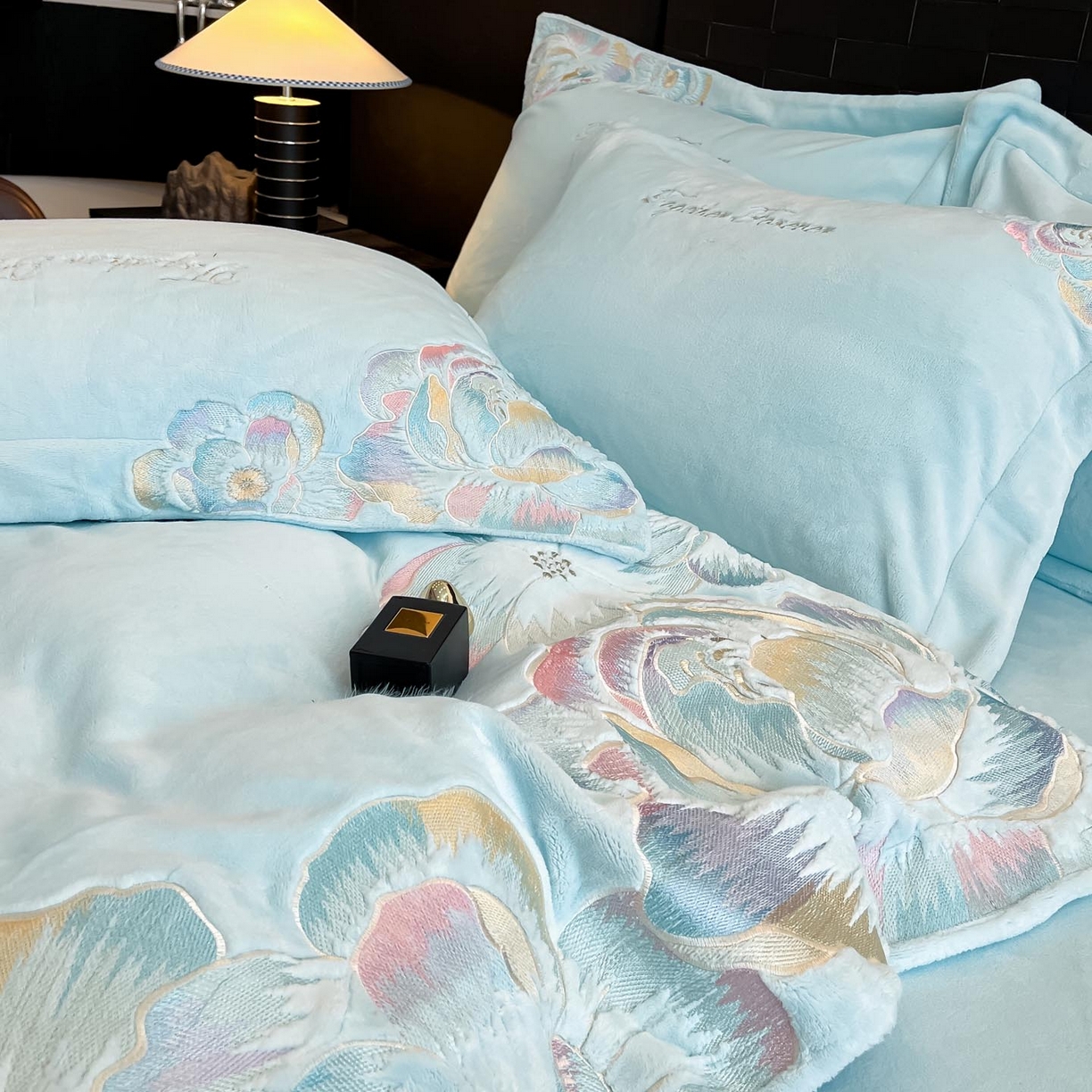 91家纺网 家纺一手货源 找家纺 润锦云 2026新款大热款220克全消光刺绣牛奶绒四件套-向阳花开 向阳花开-天空蓝