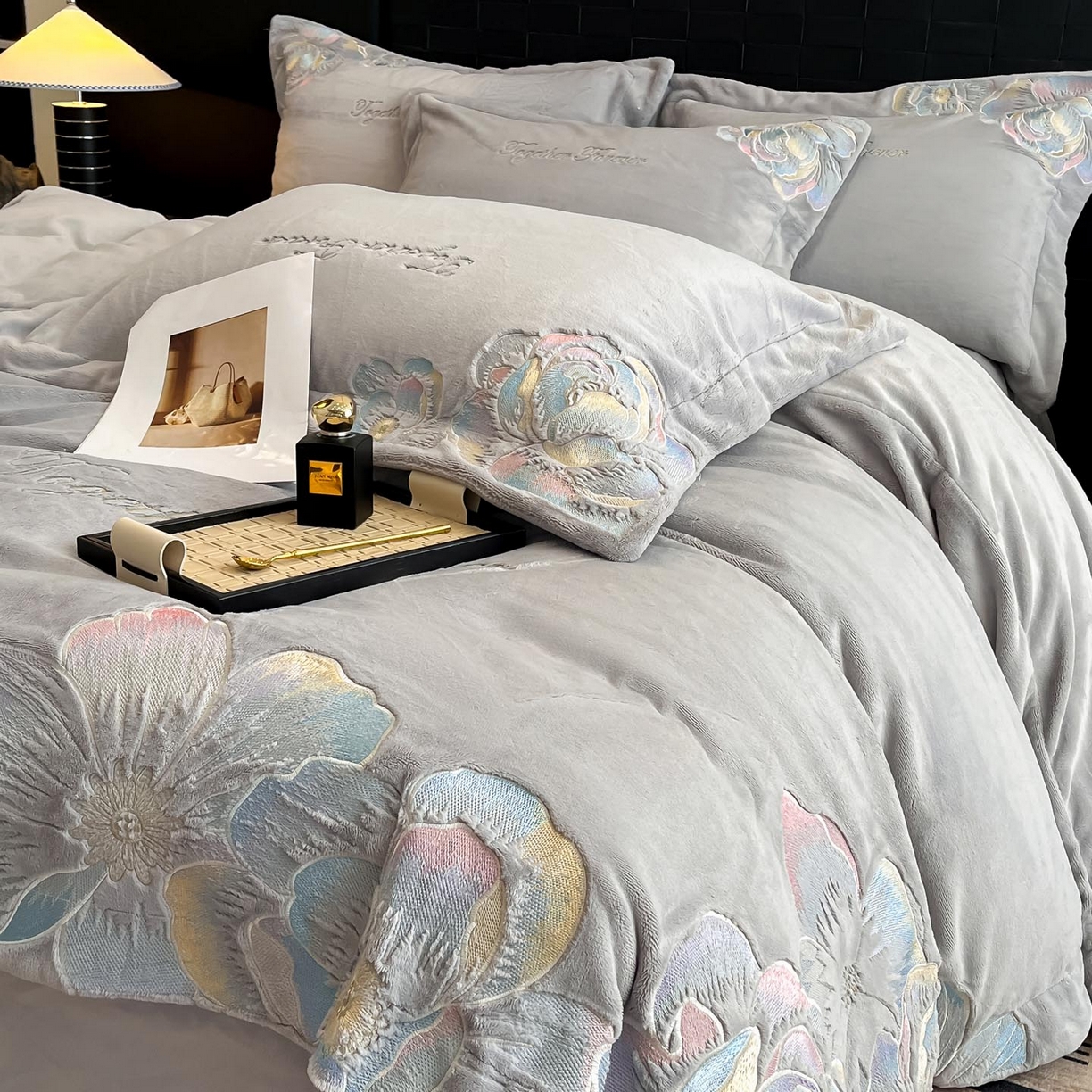 91家纺网 家纺一手货源 找家纺 润锦云 2026新款大热款220克全消光刺绣牛奶绒四件套-向阳花开 向阳花开-香草灰