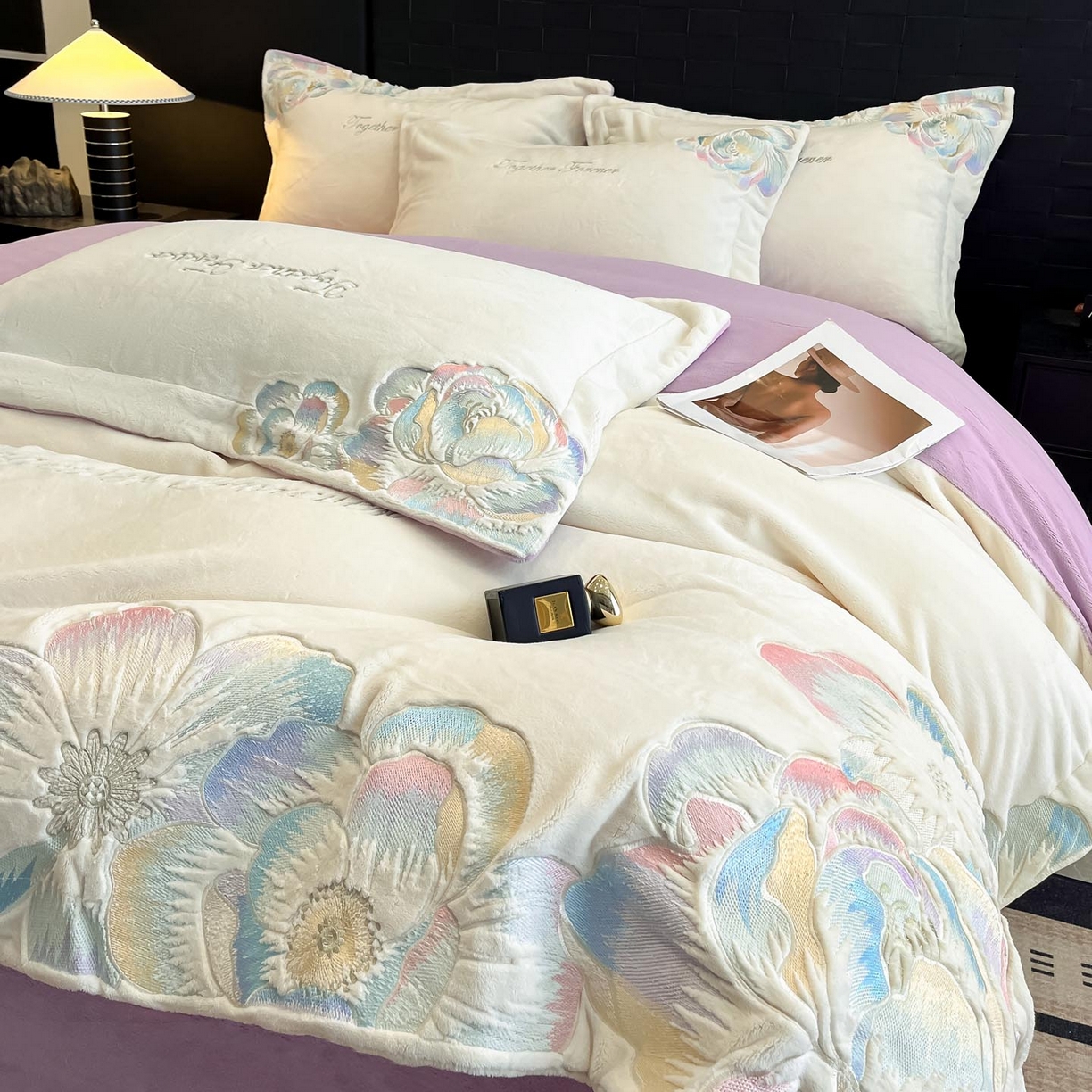 91家纺网 家纺一手货源 找家纺 润锦云 2026新款大热款220克全消光刺绣牛奶绒四件套-向阳花开 向阳花开-奶昔白+高贵紫