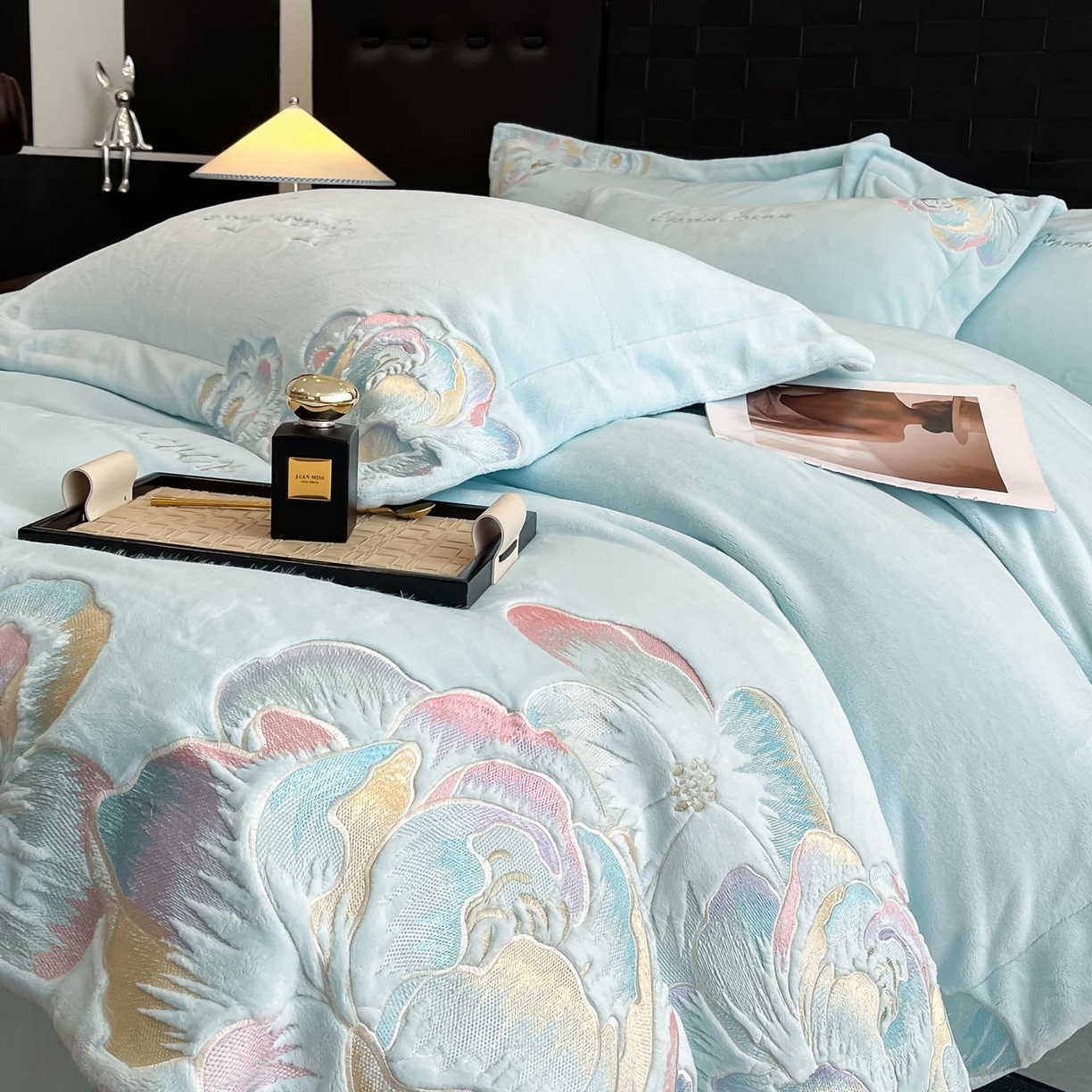 91家纺网 家纺一手货源 找家纺 润锦云 2026新款大热款220克全消光刺绣牛奶绒四件套-向阳花开 向阳花开-天空蓝