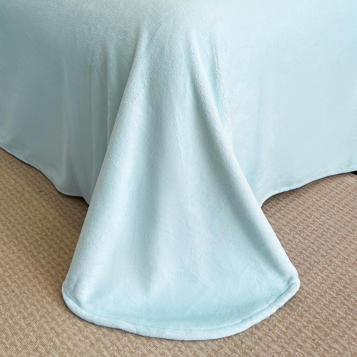 91家纺网 家纺一手货源 找家纺 润锦云 2026新款大热款220克全消光刺绣牛奶绒四件套-向阳花开 向阳花开-天空蓝