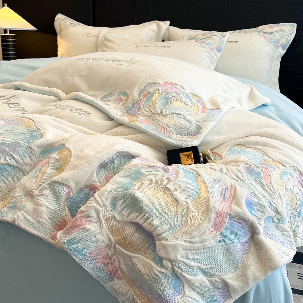 91家纺网 家纺一手货源 找家纺 润锦云 2026新款大热款220克全消光刺绣牛奶绒四件套-向阳花开 向阳花开-奶昔白+天空蓝