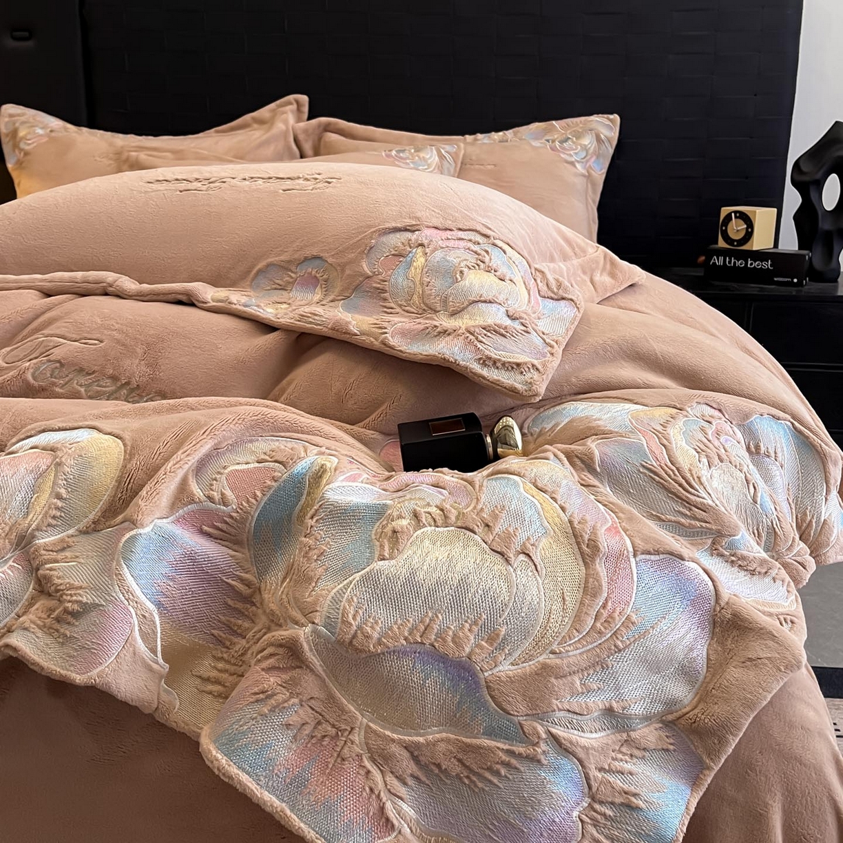 91家纺网 家纺一手货源 找家纺 润锦云 2026新款大热款220克全消光刺绣牛奶绒四件套-向阳花开 向阳花开-摩卡棕