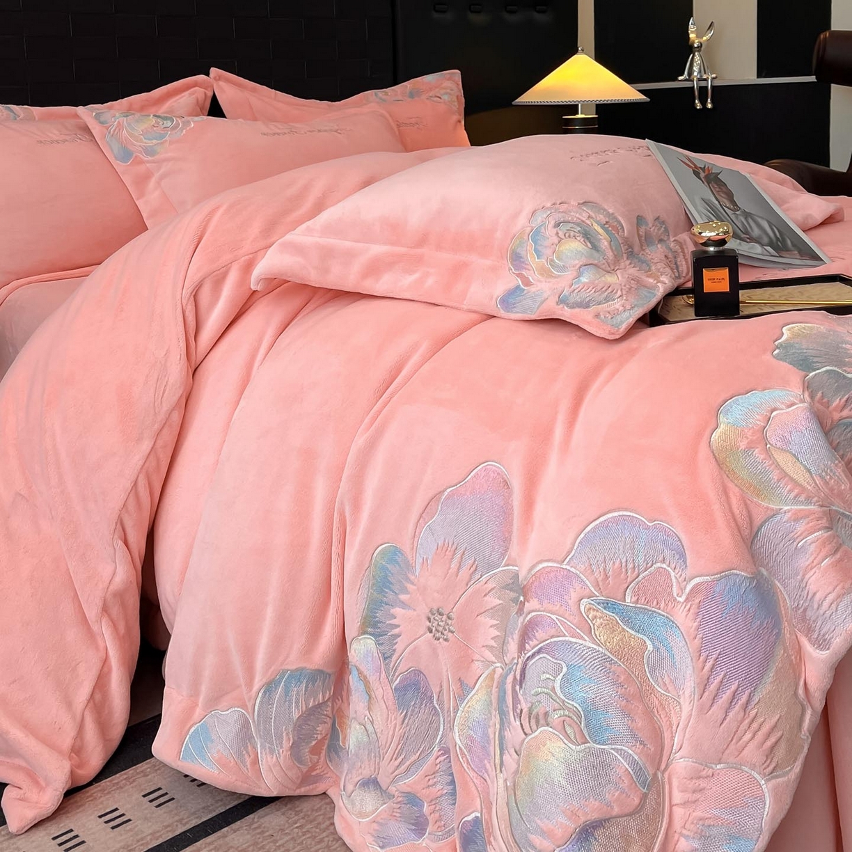 91家纺网 家纺一手货源 找家纺 润锦云 2026新款大热款220克全消光刺绣牛奶绒四件套-向阳花开 向阳花开-樱花粉