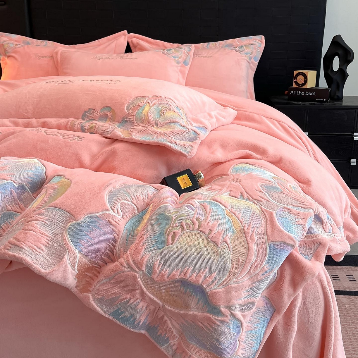 91家纺网 家纺一手货源 找家纺 润锦云 2026新款大热款220克全消光刺绣牛奶绒四件套-向阳花开 向阳花开-樱花粉