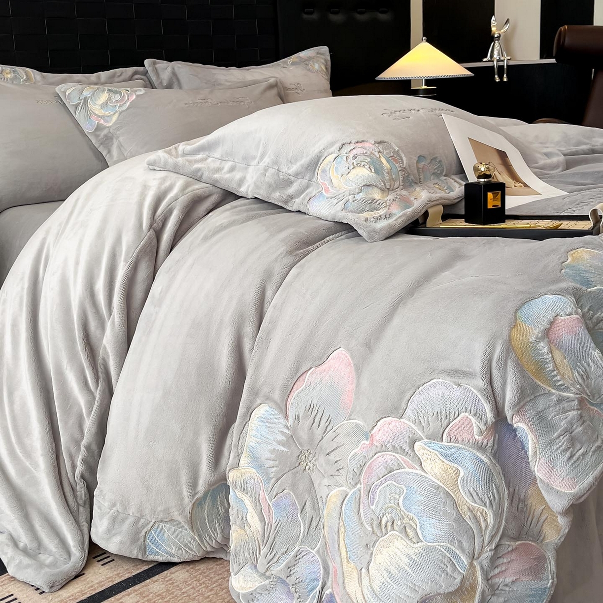 91家纺网 家纺一手货源 找家纺 润锦云 2026新款大热款220克全消光刺绣牛奶绒四件套-向阳花开 向阳花开-香草灰