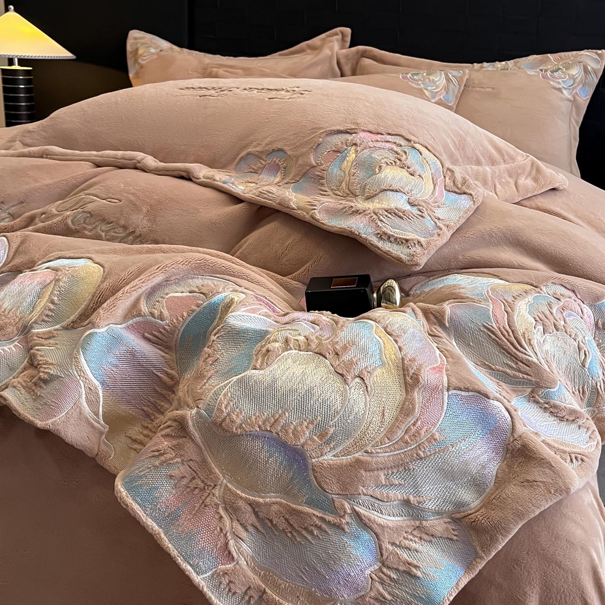 91家纺网 家纺一手货源 找家纺 润锦云 2026新款大热款220克全消光刺绣牛奶绒四件套-向阳花开 向阳花开-摩卡棕