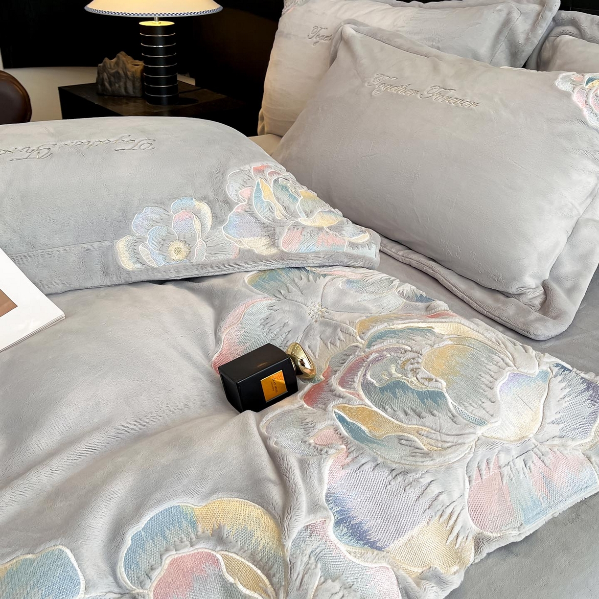 91家纺网 家纺一手货源 找家纺 润锦云 2026新款大热款220克全消光刺绣牛奶绒四件套-向阳花开 向阳花开-香草灰