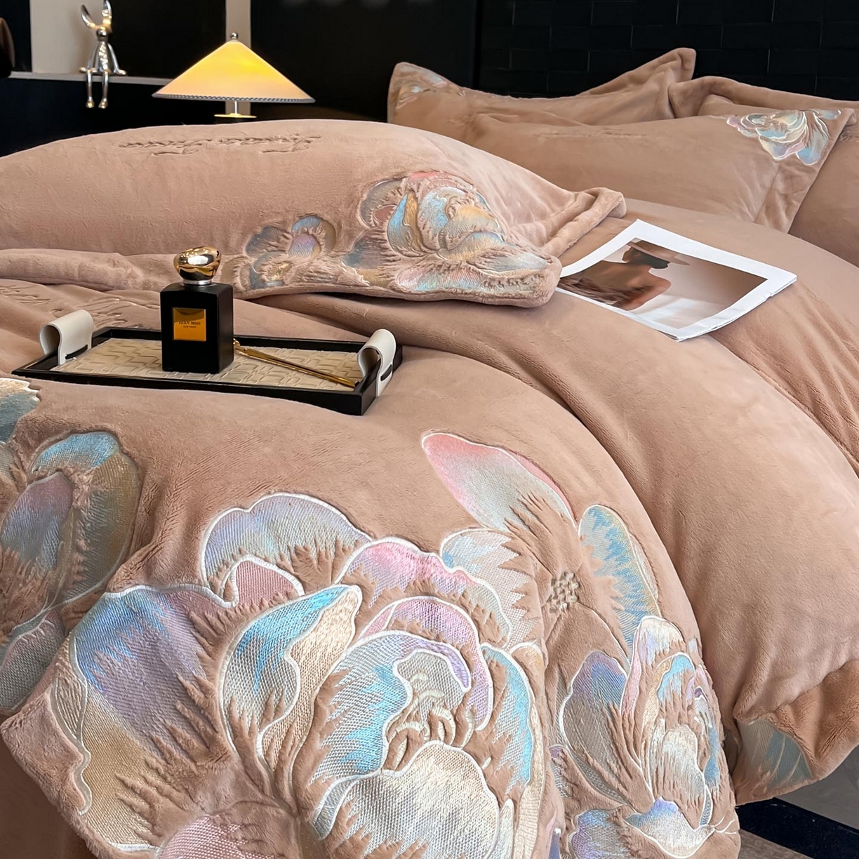 91家纺网 家纺一手货源 找家纺 润锦云 2026新款大热款220克全消光刺绣牛奶绒四件套-向阳花开 向阳花开-摩卡棕