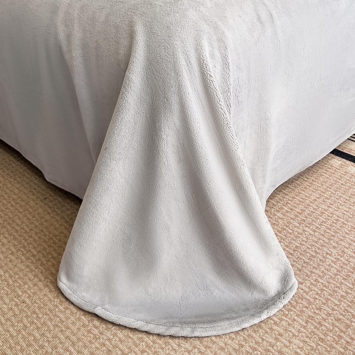 91家纺网 家纺一手货源 找家纺 润锦云 2026新款大热款220克全消光刺绣牛奶绒四件套-向阳花开 向阳花开-香草灰