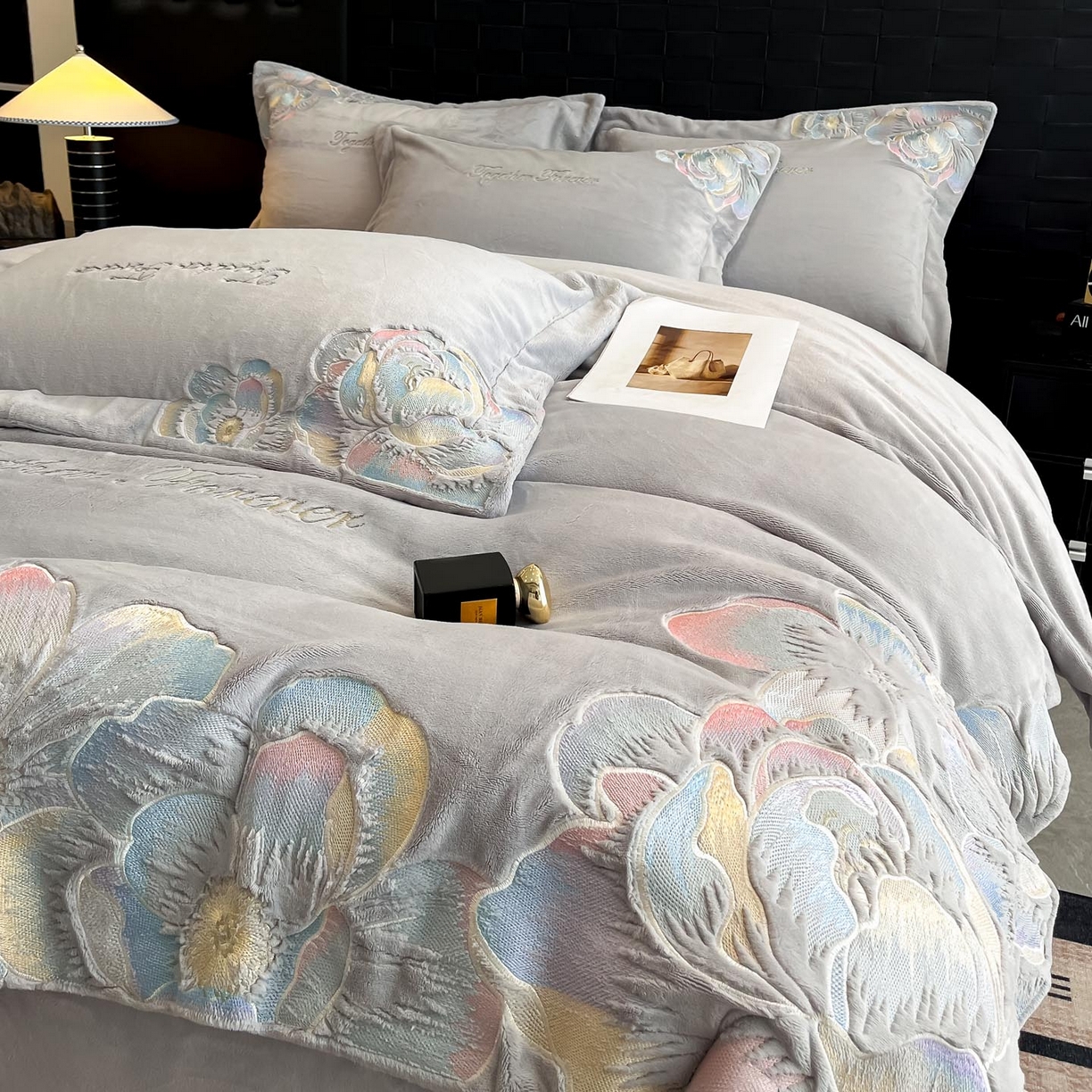 91家纺网 家纺一手货源 找家纺 润锦云 2026新款大热款220克全消光刺绣牛奶绒四件套-向阳花开 向阳花开-香草灰