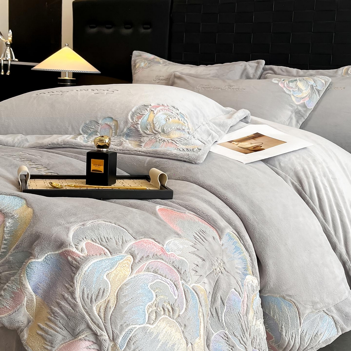 91家纺网 家纺一手货源 找家纺 润锦云 2026新款大热款220克全消光刺绣牛奶绒四件套-向阳花开 向阳花开-香草灰