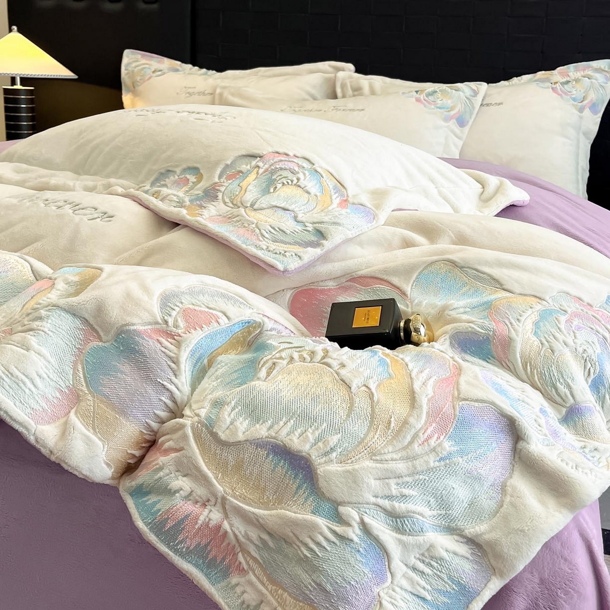 91家纺网 家纺一手货源 找家纺 润锦云 2026新款大热款220克全消光刺绣牛奶绒四件套-向阳花开 向阳花开-奶昔白+高贵紫