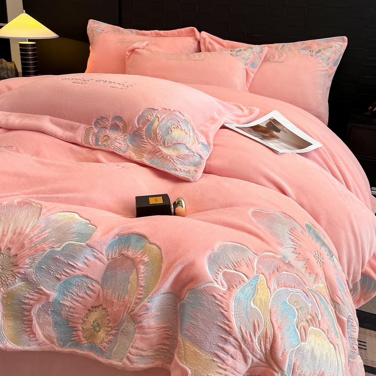 91家纺网 家纺一手货源 找家纺 润锦云 2026新款大热款220克全消光刺绣牛奶绒四件套-向阳花开 向阳花开-樱花粉