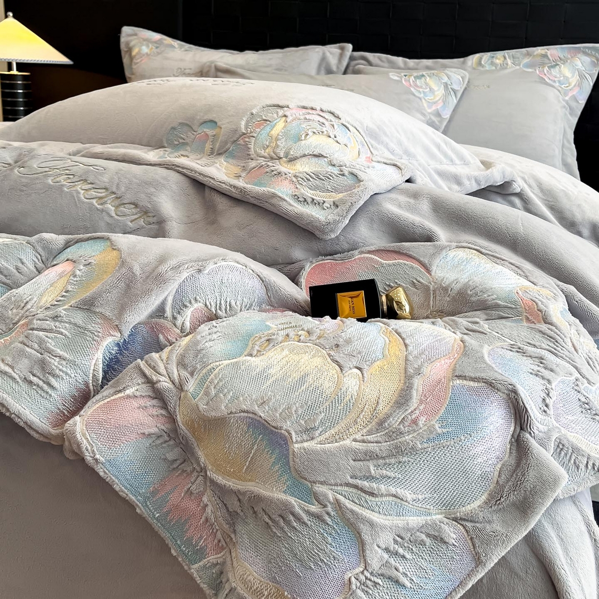 91家纺网 家纺一手货源 找家纺 润锦云 2026新款大热款220克全消光刺绣牛奶绒四件套-向阳花开 向阳花开-香草灰