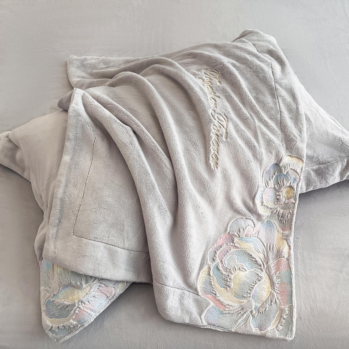 91家纺网 家纺一手货源 找家纺 润锦云 2026新款大热款220克全消光刺绣牛奶绒四件套-向阳花开 向阳花开-香草灰