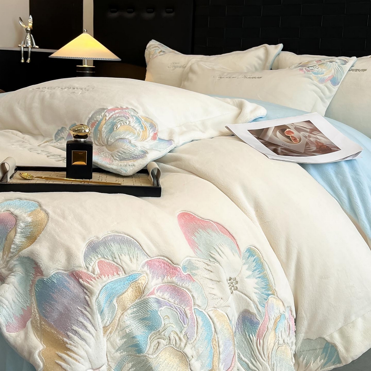 91家纺网 家纺一手货源 找家纺 润锦云 2026新款大热款220克全消光刺绣牛奶绒四件套-向阳花开 向阳花开-奶昔白+天空蓝