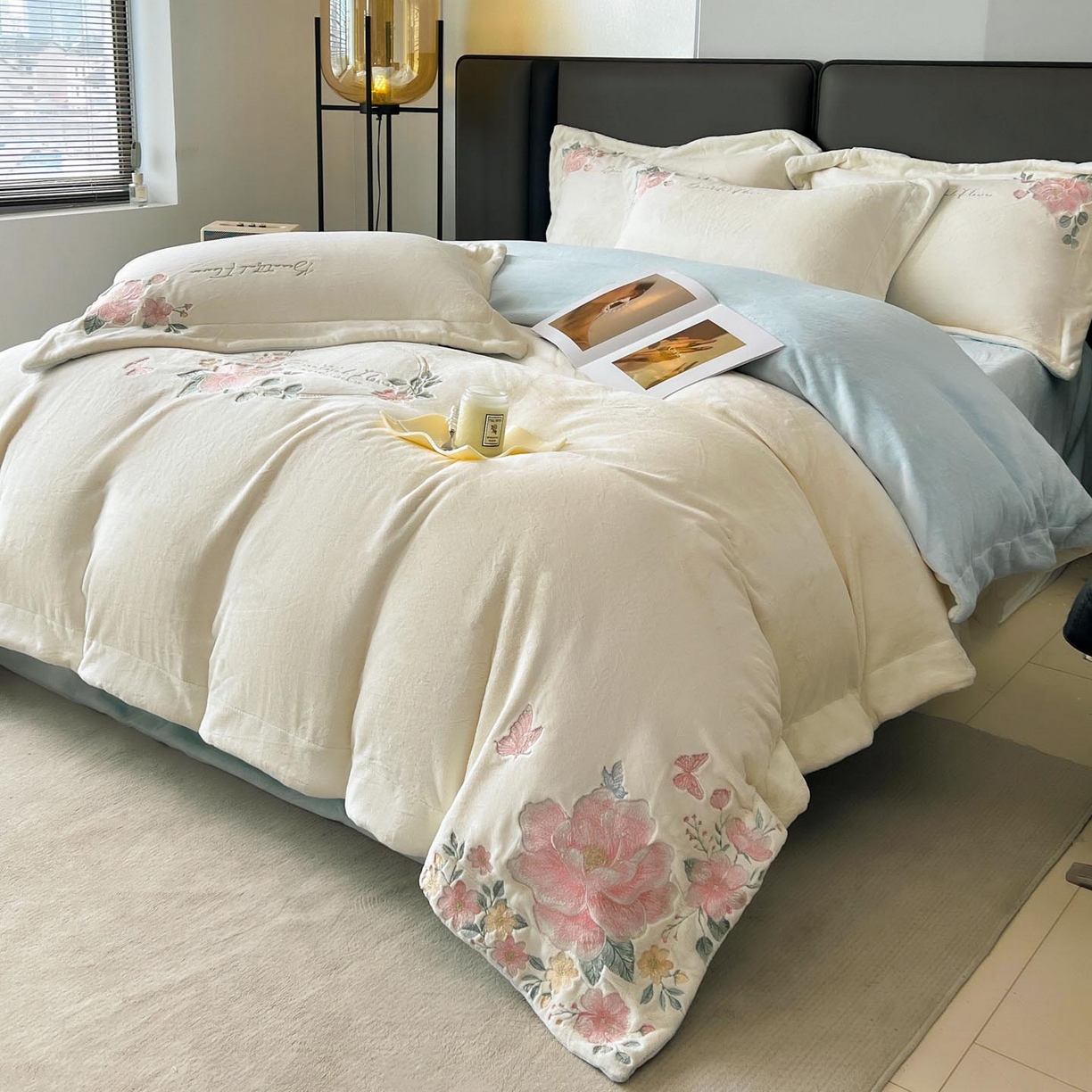 91家纺网 家纺一手货源 找家纺 润锦云 2026新款牛奶绒刺绣四件套-花之韵 花之韵-奶昔白+天空蓝