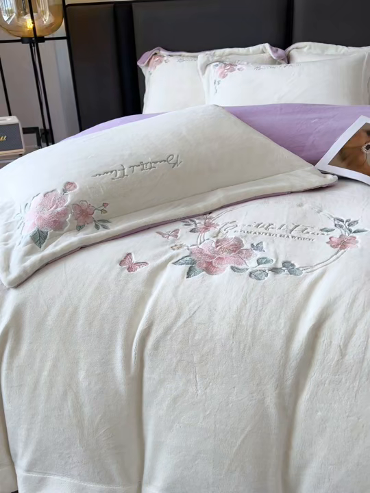 91家纺网 家纺一手货源 找家纺 润锦云 2026新款牛奶绒刺绣四件套-花之韵 花之韵-奶昔白+高贵紫