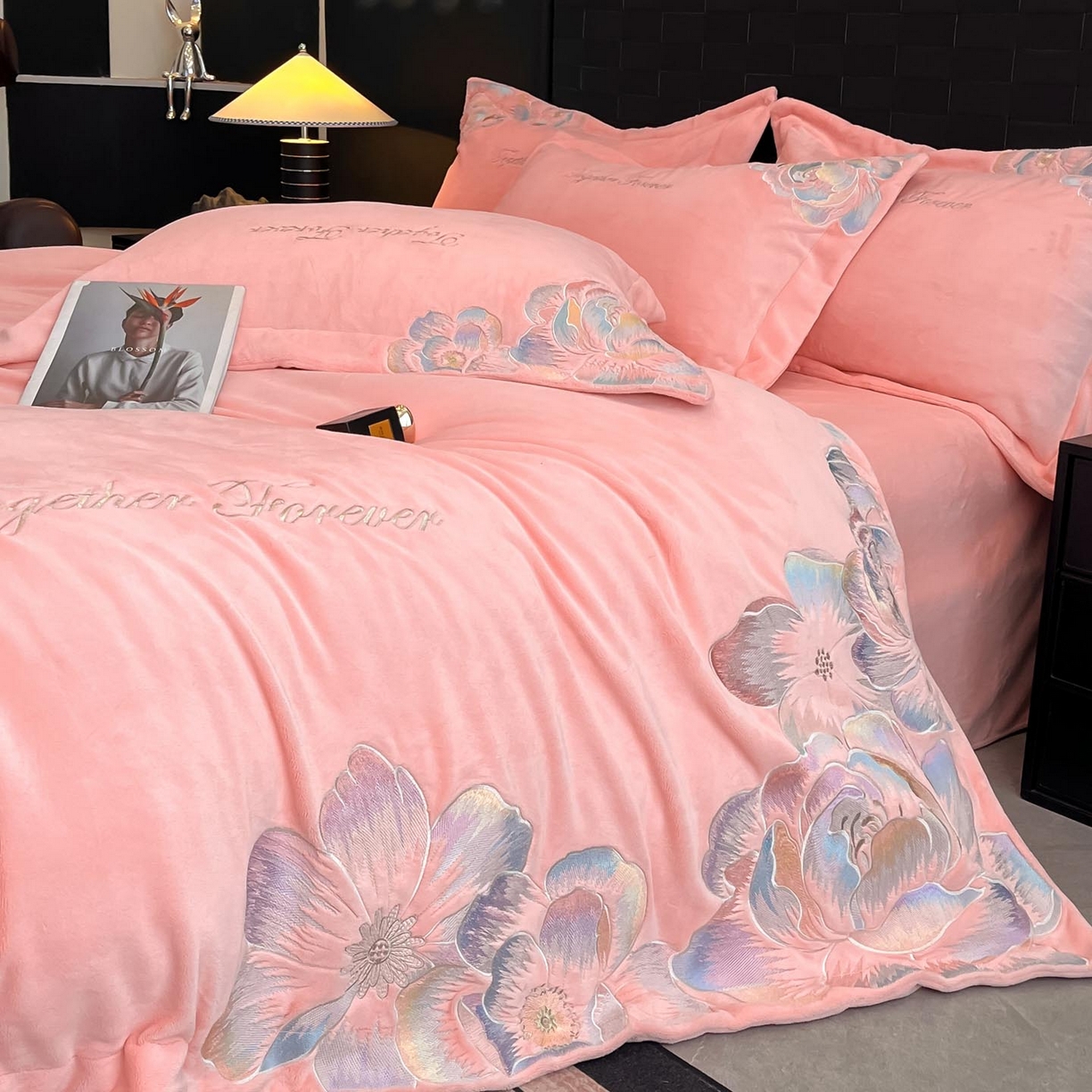 91家纺网 家纺一手货源 找家纺 润锦云 2026新款大热款220克全消光刺绣牛奶绒四件套-向阳花开 向阳花开-樱花粉