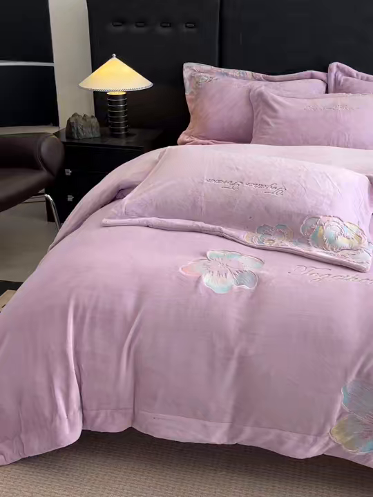 91家纺网 家纺一手货源 找家纺 （总）润锦云 2026新款大热款220克全消光刺绣牛奶绒四件套-向阳花开