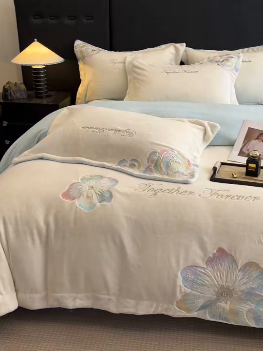 91家纺网 家纺一手货源 找家纺 润锦云 2026新款大热款220克全消光刺绣牛奶绒四件套-向阳花开 向阳花开-奶昔白+天空蓝