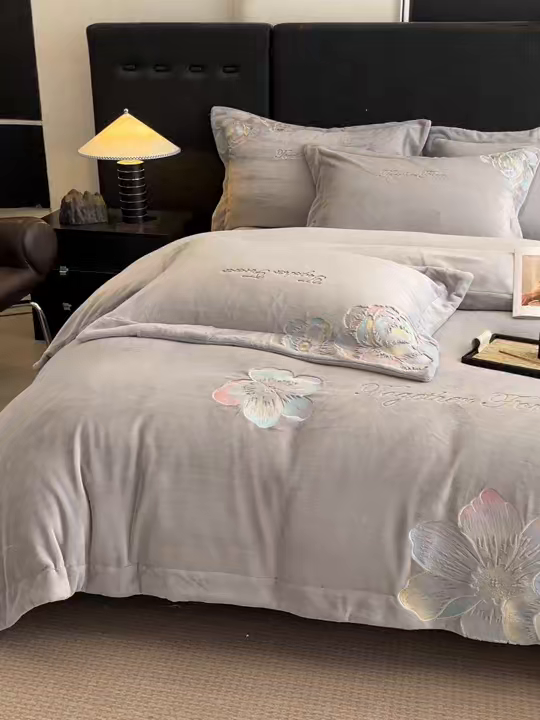 91家纺网 家纺一手货源 找家纺 润锦云 2026新款大热款220克全消光刺绣牛奶绒四件套-向阳花开 向阳花开-香草灰
