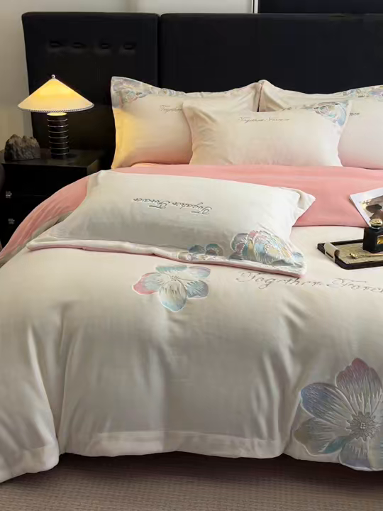 91家纺网 家纺一手货源 找家纺 润锦云 2026新款大热款220克全消光刺绣牛奶绒四件套-向阳花开 向阳花开-奶昔白+粉