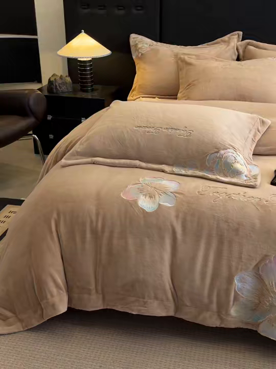 91家纺网 家纺一手货源 找家纺 润锦云 2026新款大热款220克全消光刺绣牛奶绒四件套-向阳花开 向阳花开-摩卡棕