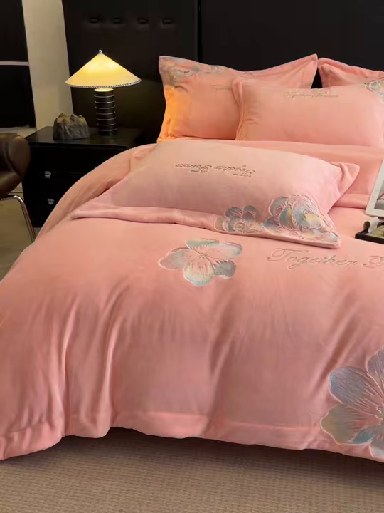 91家纺网 家纺一手货源 找家纺 润锦云 2026新款大热款220克全消光刺绣牛奶绒四件套-向阳花开 向阳花开-樱花粉