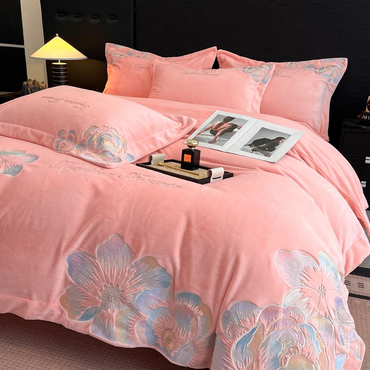 91家纺网 家纺一手货源 找家纺 润锦云 2026新款大热款220克全消光刺绣牛奶绒四件套-向阳花开 向阳花开-樱花粉