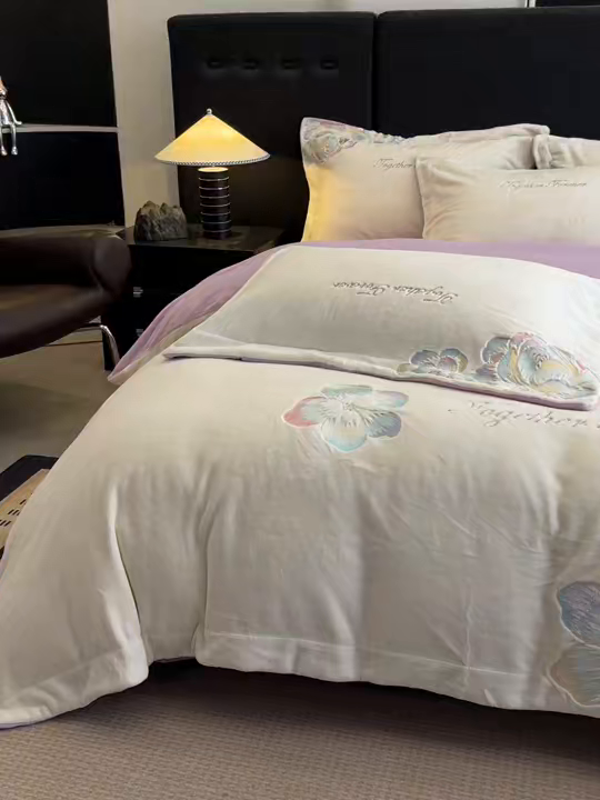 91家纺网 家纺一手货源 找家纺 润锦云 2026新款大热款220克全消光刺绣牛奶绒四件套-向阳花开 向阳花开-奶昔白+高贵紫