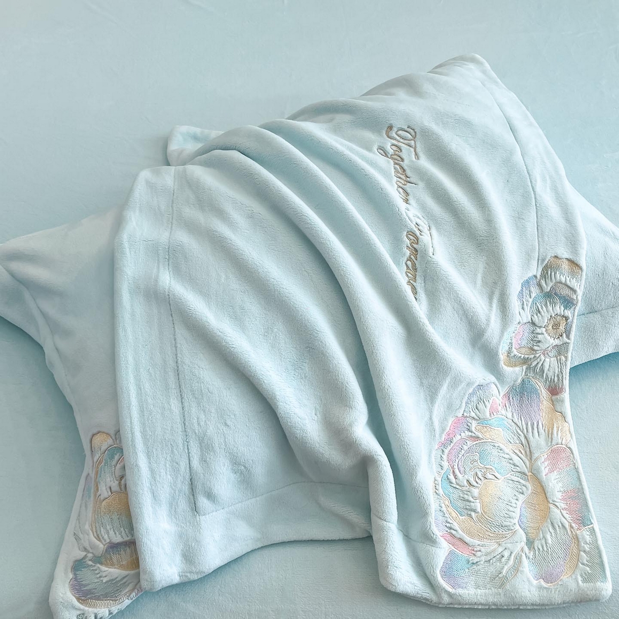 91家纺网 家纺一手货源 找家纺 润锦云 2026新款大热款220克全消光刺绣牛奶绒四件套-向阳花开 向阳花开-天空蓝