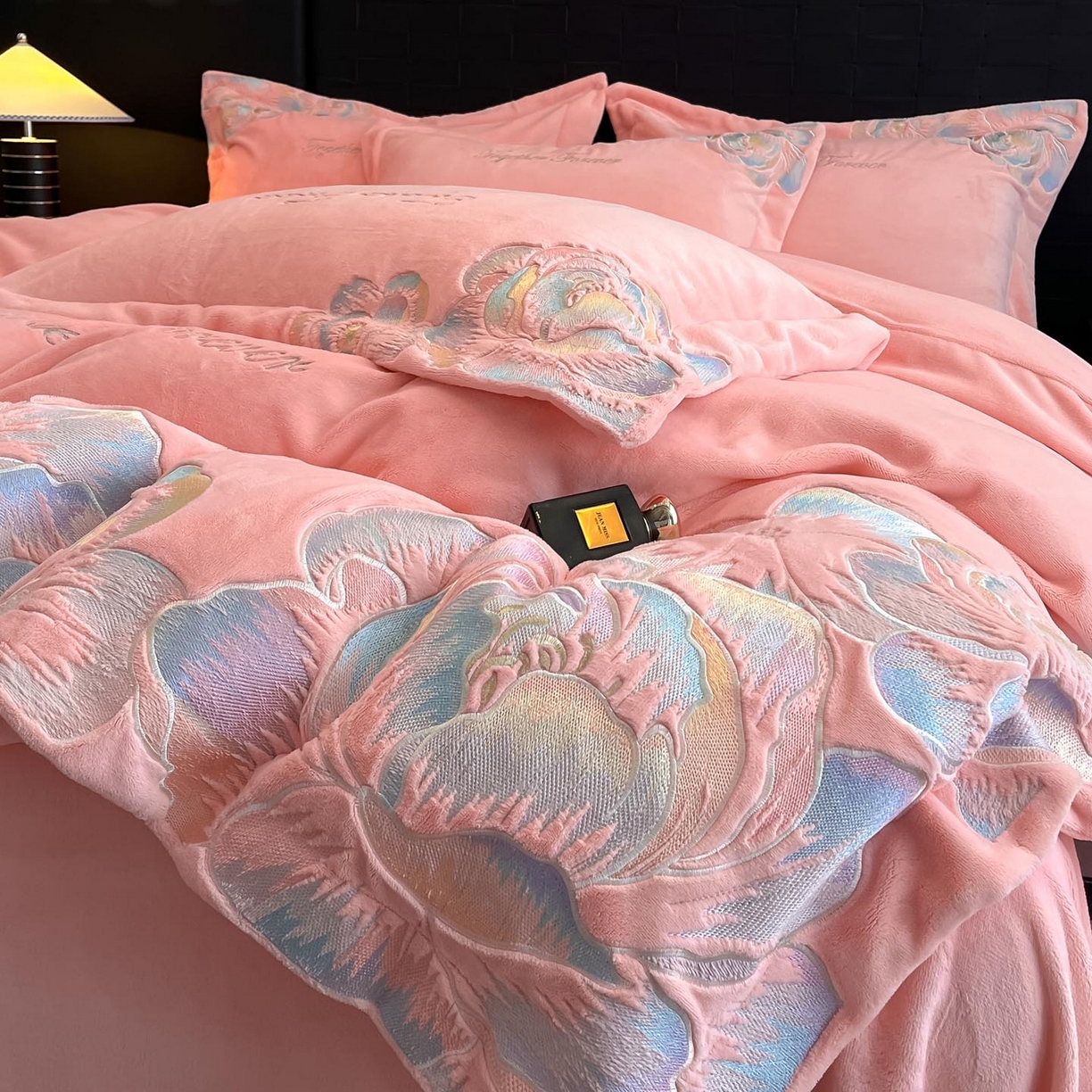 91家纺网 家纺一手货源 找家纺 润锦云 2026新款大热款220克全消光刺绣牛奶绒四件套-向阳花开 向阳花开-樱花粉