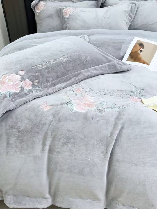 91家纺网 家纺一手货源 找家纺 润锦云 2026新款牛奶绒刺绣四件套-花之韵 花之韵-香草灰