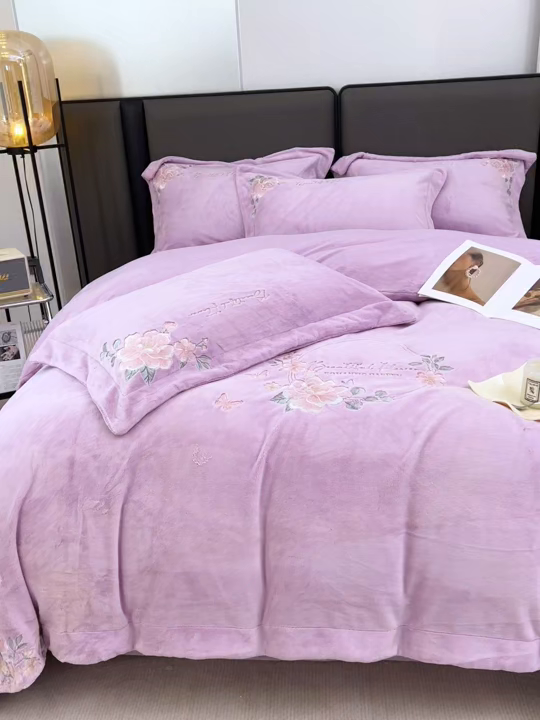 91家纺网 家纺一手货源 找家纺 润锦云 2026新款牛奶绒刺绣四件套-花之韵 花之韵-高贵紫