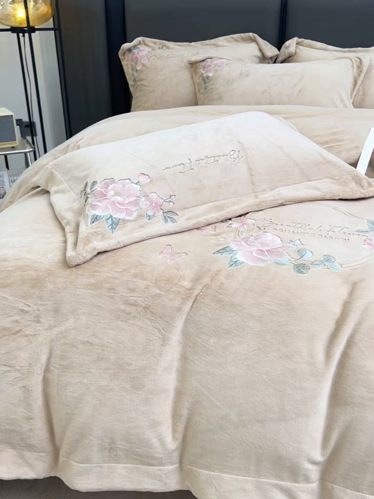 91家纺网 家纺一手货源 找家纺 润锦云 2026新款牛奶绒刺绣四件套-花之韵 花之韵-摩卡棕