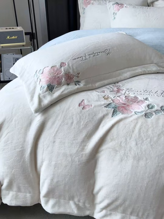 91家纺网 家纺一手货源 找家纺 润锦云 2026新款牛奶绒刺绣四件套-花之韵 花之韵-奶昔白+天空蓝