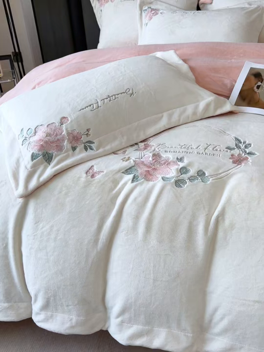 91家纺网 家纺一手货源 找家纺 润锦云 2026新款牛奶绒刺绣四件套-花之韵 花之韵-奶昔白+粉