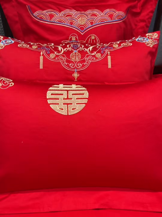 91家纺网 家纺一手货源 找家纺 润锦云 2026新款150克高克重中式婚庆款高支高密重工刺绣四件套 祥龙喜凤--金