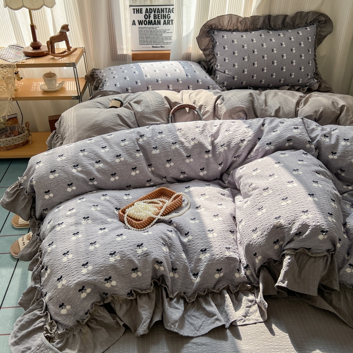 91家纺网 家纺一手货源 找家纺 2026新款泡芙纱花边四件套 灰樱桃